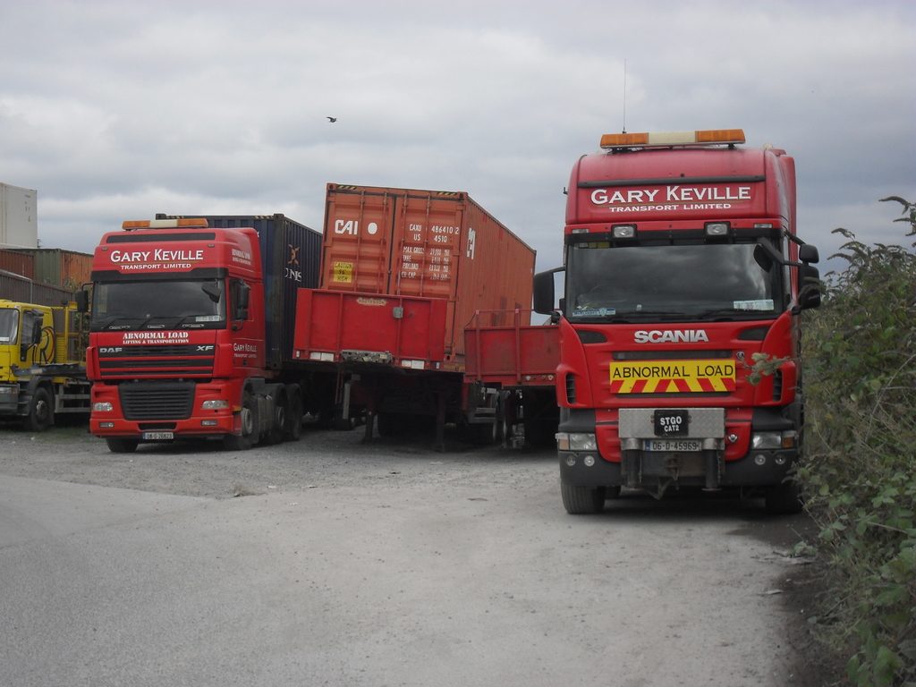 Heavy haul tractors with container trailers