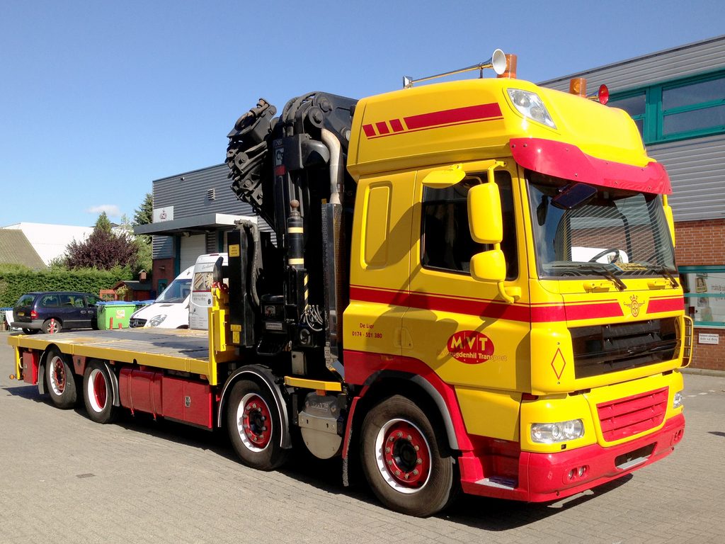 Flatbed truck with loader crane